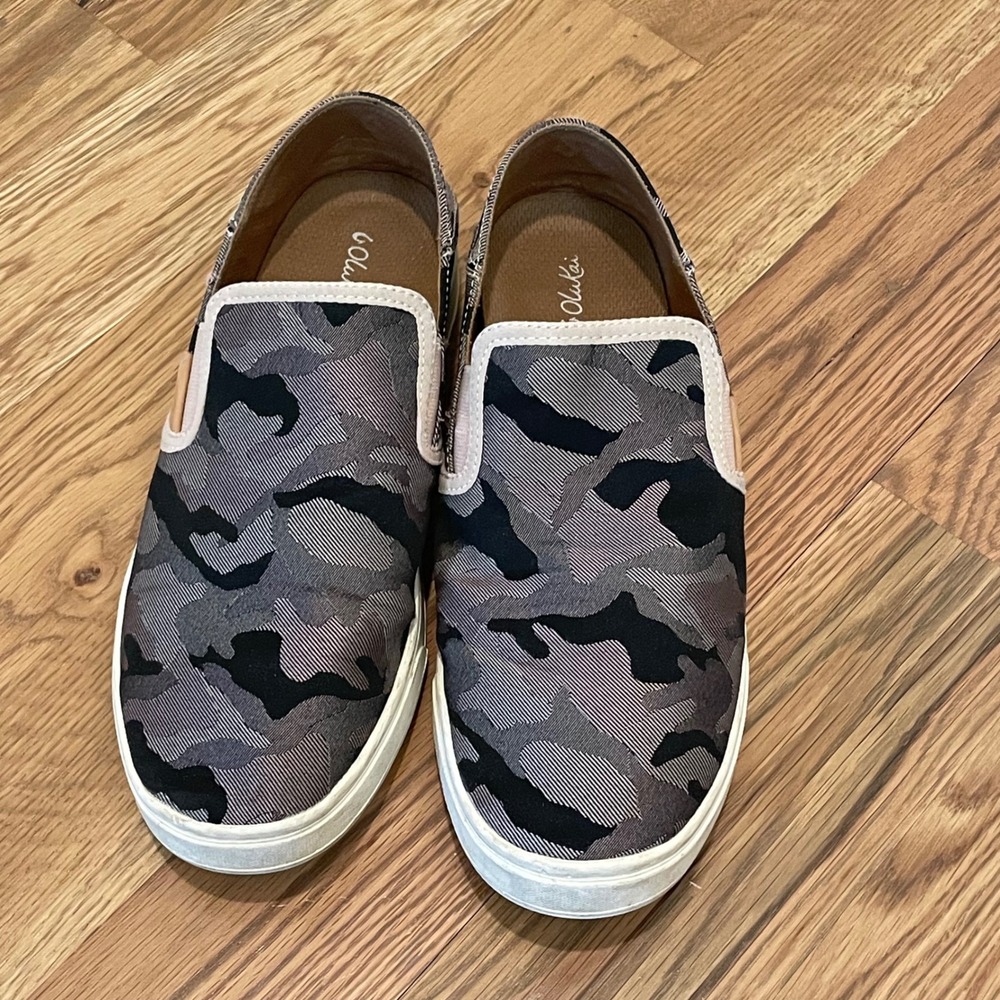 OluKai Pehuea Pa'i Womens 9 Camo Slip On Sneakers Grey Black 20360-6QKE